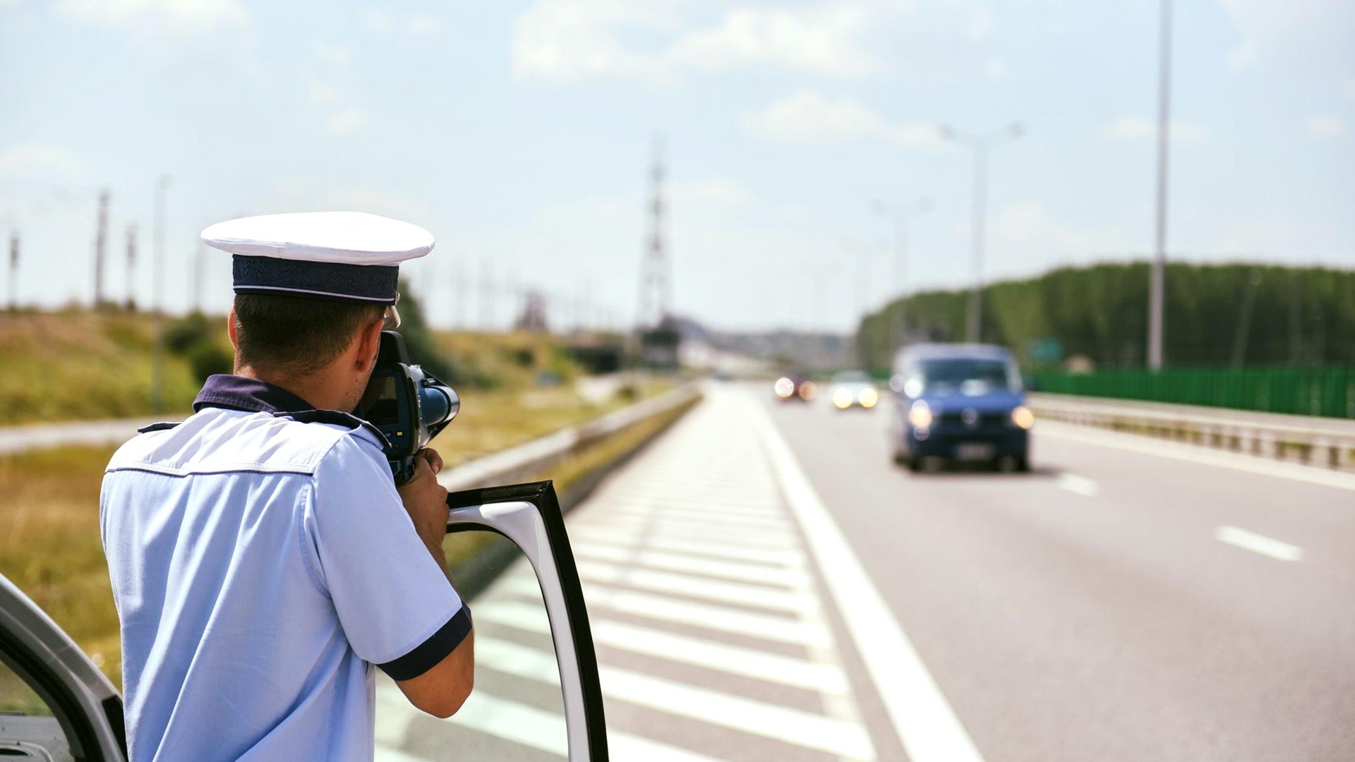 Un agent de la rutieră va sta 4 ani în închisoare, după ce o polițistă i-a dat șpagă că încălcase limita de viteză. Femeia se întorcea de la amant și se grăbea să ajungă acasă
