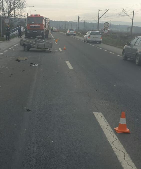 Panică în Cluj, după un accident violent! O conductă de gaz a fost avariată în urma impactului, iar una dintre mașini s-a răsturnat