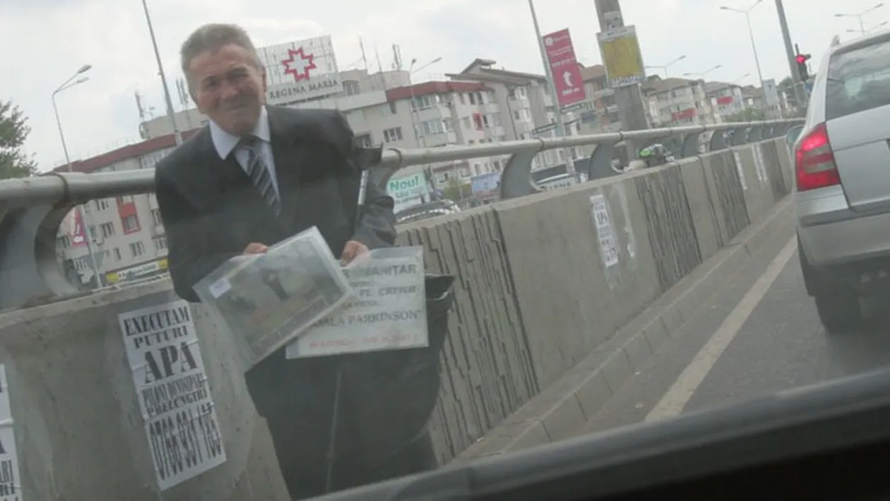 Îl mai ţineţi minte pe profesorul care îşi cheltuia banii din cerşit la păcănele? Acum şi-a făcut Facebook. Cum arată în prezent 