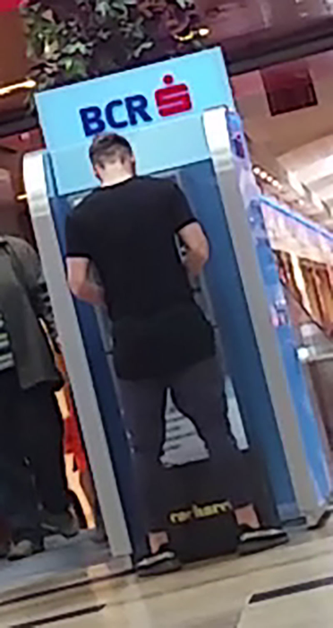 Alex Maxim scoate bani de la bancomat