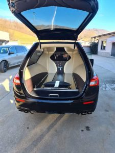 Oferta de lux a unei firme de servicii funerare din Târgu-Jiu: ultimul drum, într-un Maserati Ghibli! Oamenii vor să afle câţi cai putere are bolidul şi ce viteză maximă poate atinge