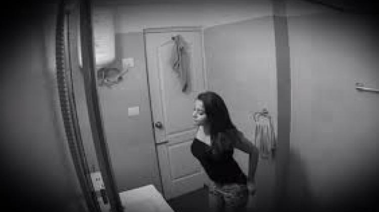Soţul gelos a instalat cameră video în baie. Soacra a făcut descoperirea