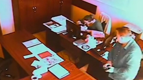 Scene uluitoare! O femeie este agresată la serviciu de șeful ei: îi împinge mâncarea peste față! VIDEO