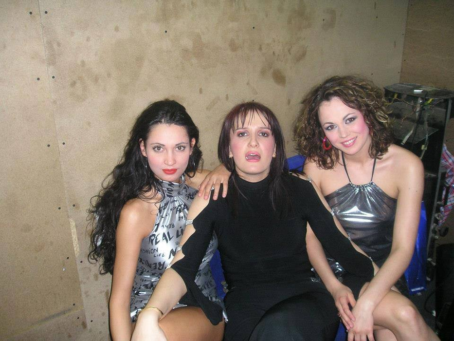 Corina și altă trupa pe care o impresaria, Laguna, în care cânta Nicoleta Luciu (stânga)