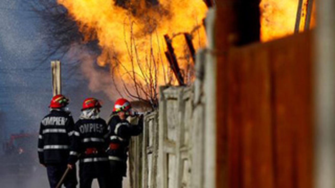 Explozie intr-un bloc din Slatina! Un ranit, patru apartamente si trei masini, distruse!