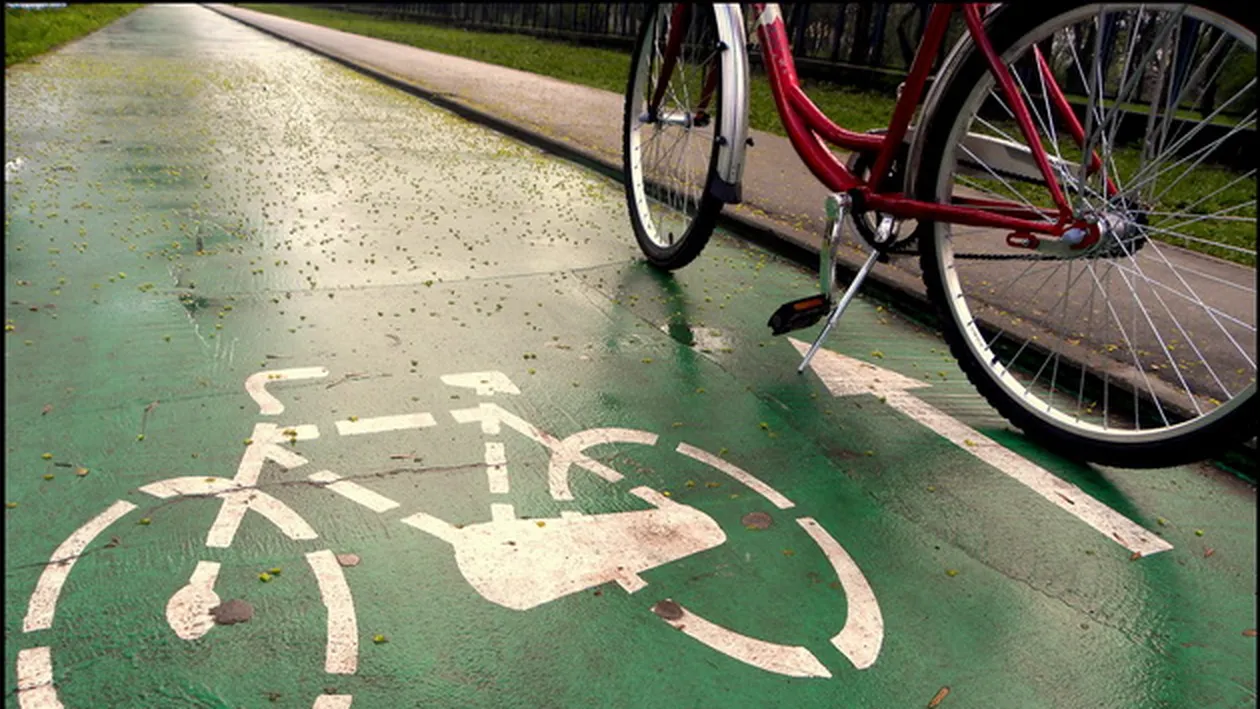 Un biciclist din Galați a murit după ce a fost zdrobit de remorca unei mașini care încerca să-l evite