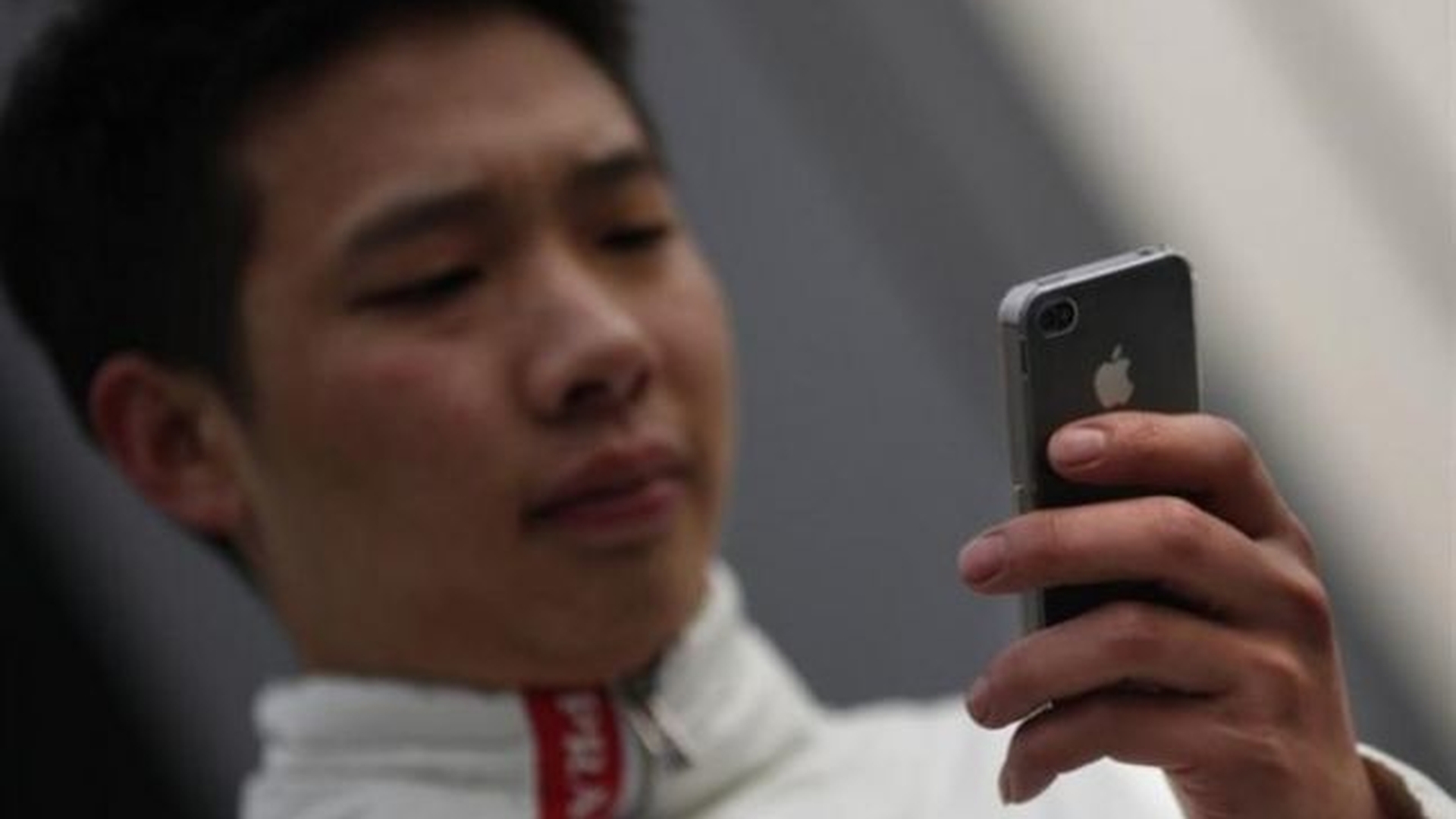 Un chinez a muşcat dintr-o baterie de iPhone ca să vadă dacă e reală şi i-a explodat în gură!