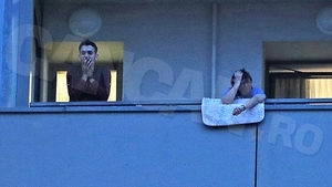 Imagini absolut răvăşitoare. Mama Denisei e devastată de durere. Fotografiată în hohote de plâns pe balconul fiicei!