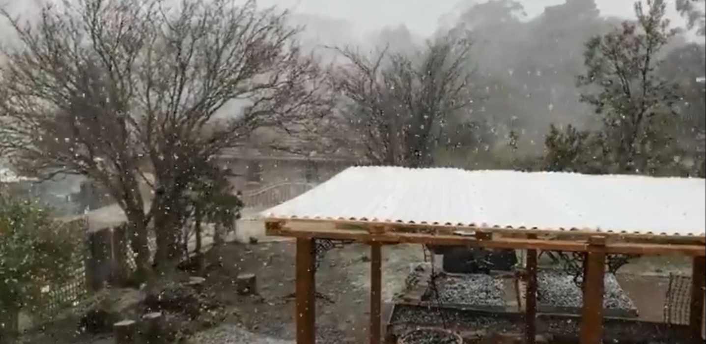 A nins ca-n povești în plină vară! Spectacolul fulgilor a fost filmat de mai mulți localnici, iar unii dintre ei au făcut oameni de zăpadă