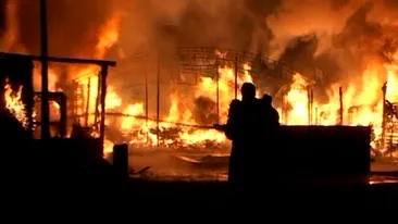 VIDEO Una dintre cele mai luxoase terase din Mamaia a ars in totalitate