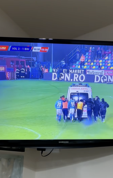 Momente penibile, pe un teren de fotbal din România. Ambulanța, obligată să intervină de urgență, împinsă pe gazon