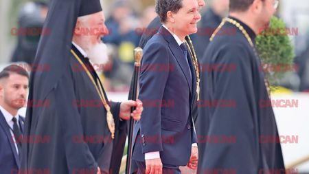 Gestul lui Nicușor Dan în fața mulțimii, când a ajuns la Catedrala Mântuirii Neamului. Președintele României a fost singurul care a făcut asta!