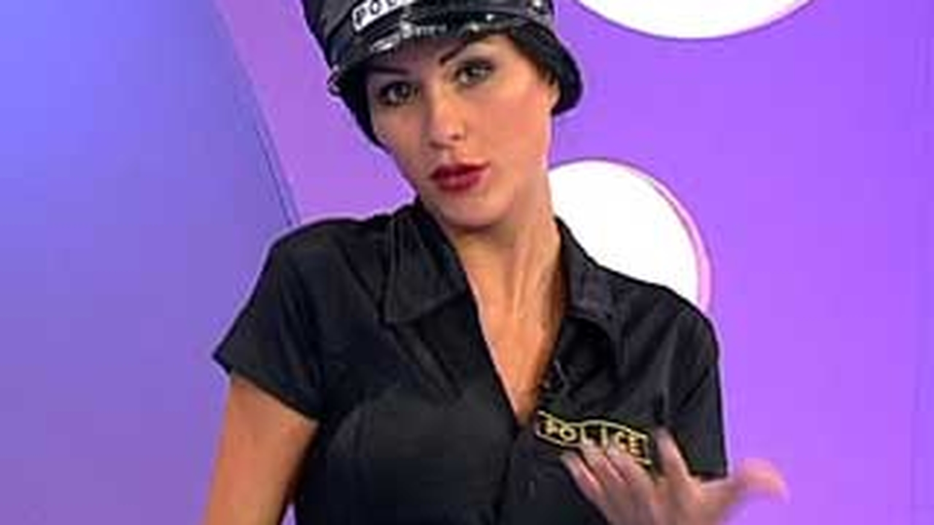 Fanteziile barbatilor, incinse la maximum! Uite-o pe Cruduta in uniforma de politista, cu catuse si fusta care abia o acopera!