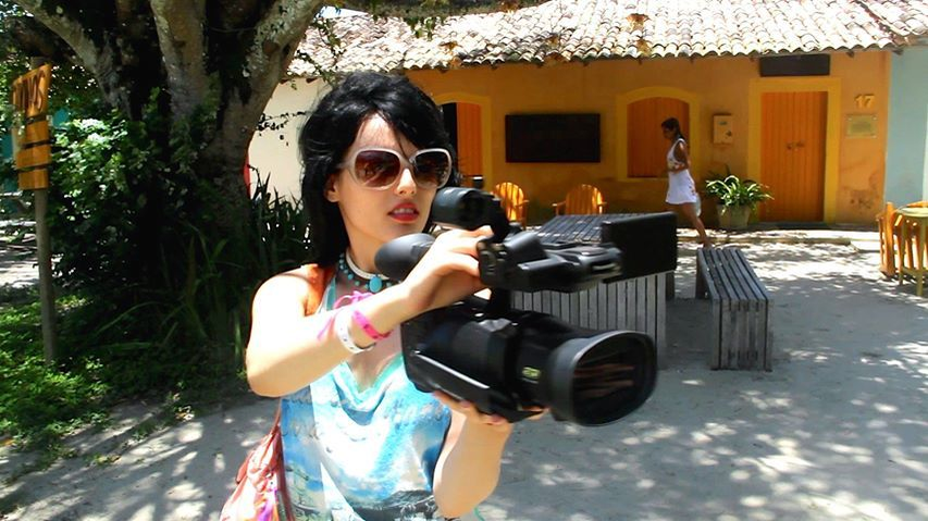 Andreea Boyer, cu camera de filmat, în Brazilia