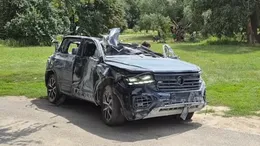 VW Touareg a supraviețuit exploziei unei rachete balistice în Ucraina. SUV-ul a pornit și a plecat pe roți după atac