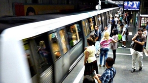 Tentativă de sinucidere la Piaţa Unirii! Circulaţia metrourilor este oprită