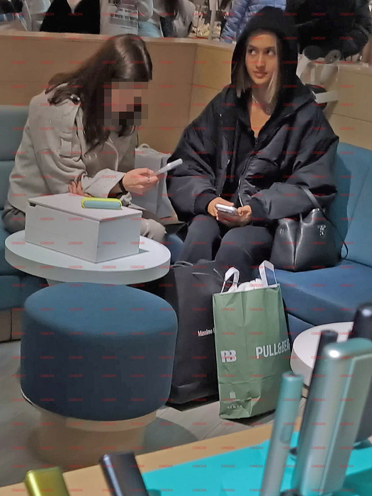 Iuliana Beregoi a încercat să se ascundă, însă fără succes. Zeci de fani au luat-o cu asalt la mall