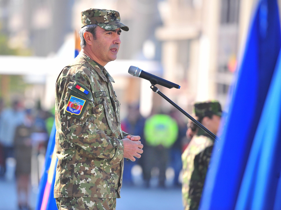 Generalul Ionita Dorin, vorbeste la ceremonia de repatriere a detasamentului de aparare antiaeriana generat de Batalionul 205 Aparare Antiaeriana ÒGeneral Gheorghe PrvulescuÓ, din cadrul Brigazii Multinationale Sud-Est, in Piata Mihai Viteazu din Craiova.
 Cei 120 de militari, avnd n dotare tunuri antiaeriene de calibrul 35 mm OERLIKON, au fost dislocati n Polonia n perioada martie - septembrie 2017 ca parte a Grupului de lupta NATO condus de SUA, avnd misiunea de a asigura prezenta naintata consolidata, n sistem rotational, n nord-estul Aliantei, n conformitate cu masurile adoptate n cadrul Summit-ului de la Varsovia.      La ceremonie participa oficialitati din cadrul Ministerului Apararii Nationale, reprezentanti ai administratiei publice locale si familiile militarilor. REMUS BADEA / MEDIAFAX FOTO