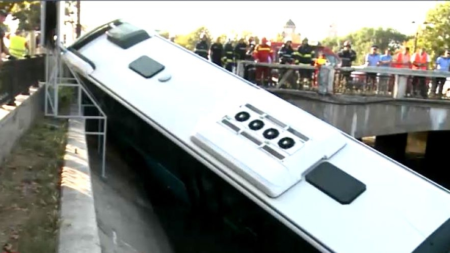 Scene șocante în București! Un autobuz STB a căzut în râul Dâmbovița