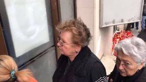 Fiica adoptivă a Stelei Popescu, la Teatrul de Revistă, unde este depus trupul neînsufleţit al artistei! Ce a făcut înainte de a ajunge lângă sicriu