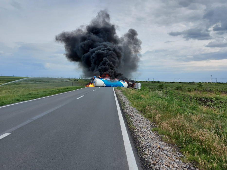 O cisternă cu motorină s-a răsturnat pe DN 21A și a luat foc. Traficul este blocat în totalitate, iar șoferul a scăpat doar printr-o minune