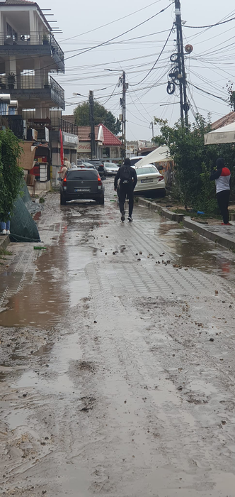 Ciclonul a devastat total Vama Veche! Mașinile și gheretele au ajuns pe plajă, apa a măturat tot. VIDEO