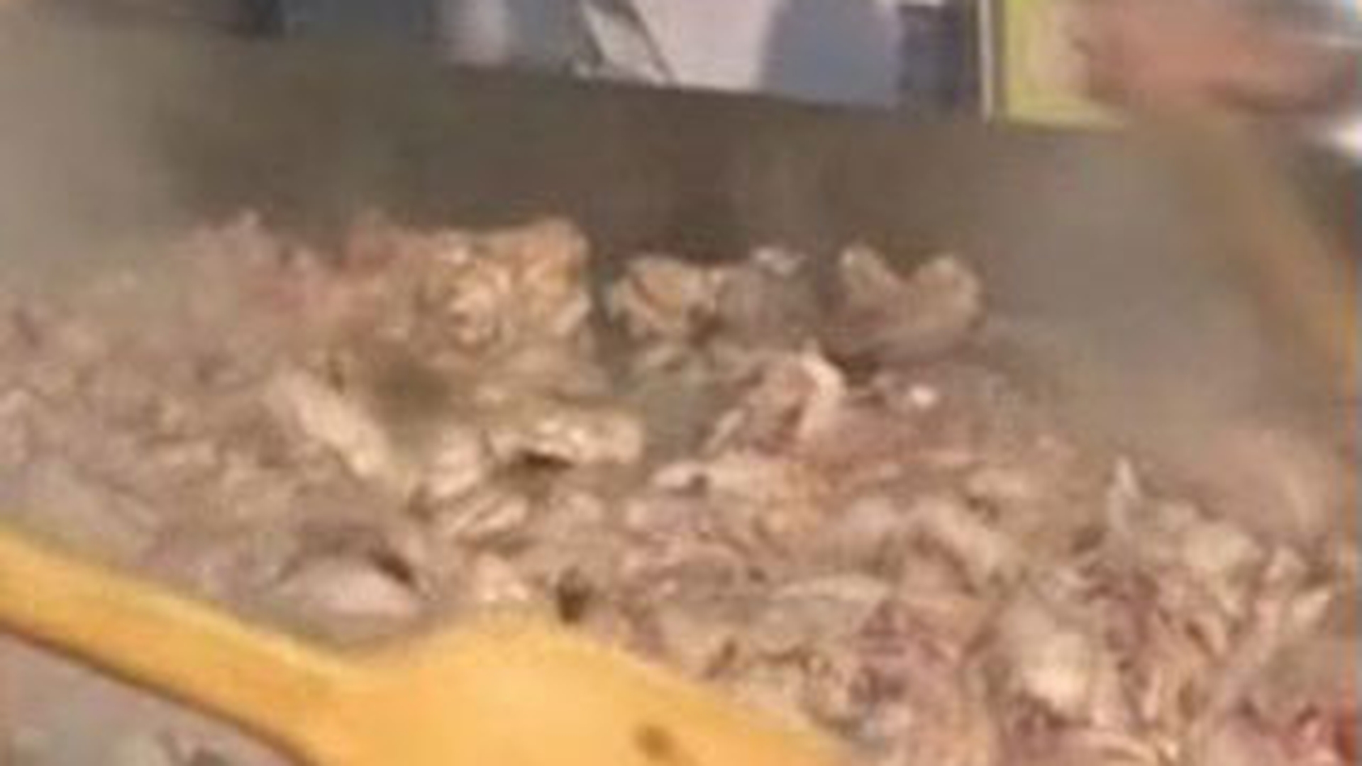VIDEO Recordul mondial ne apartine! Vezi cea mai mare tocana de pui cu ciuperci din lume!