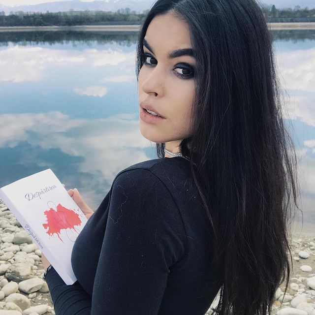 Raluca Stancu, sexy-educatoarea din Hațeg, asemănare izbitoare cu Georgina Rodriguez / Sursă foto: Instagram
