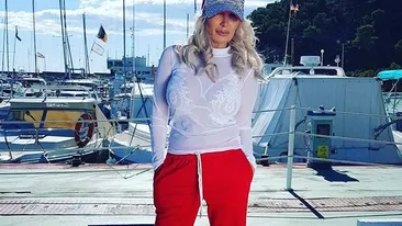 Daniela Gyorfi, fotografiată într-o poziție de infarct în timp ce poartă un costum de plajă. Scenele fierbinți s-au petrecut în Neptun