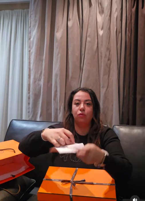 Cât costă, de fapt, adidașii Hermes pe care Oana Roman i-a cumpărat din Franța: ”Măcar mă aleg cu ceva”