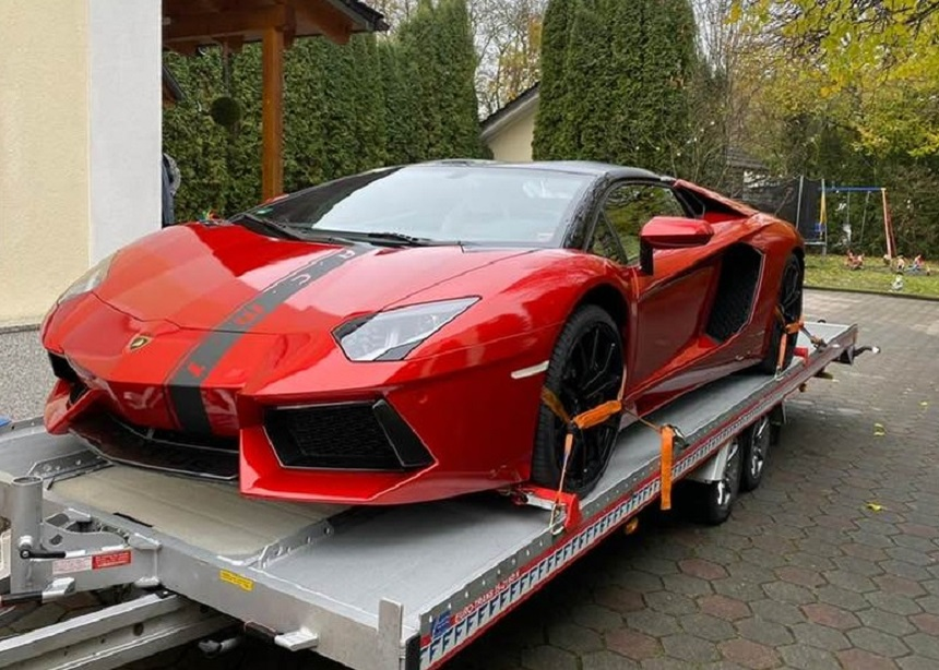 Boss de boss și pe șosele! Adrian Minune „și-a tras” bolid de peste 350.000 de euro. Primele imagini cu bijuteria pe patru roți