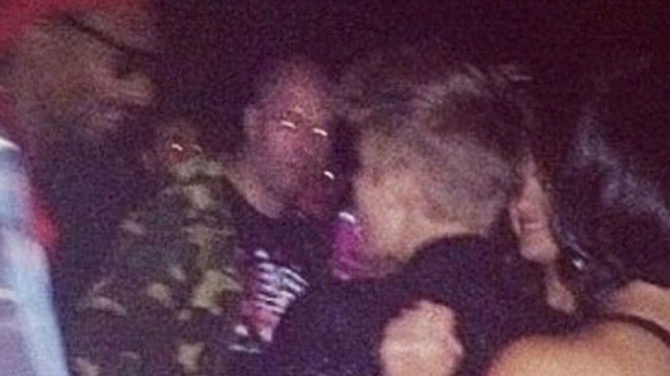 Destrabalare maxima in club! Minorul Justin Bieber a baut pana dimineata cu iubita lui si a "postit" un joint cu Snoop Dogg