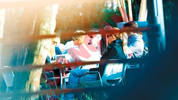 O insala pe Luminita Anghel cu o blonda