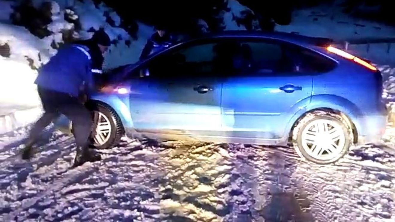 Turişti blocaţi cu maşina în zăpadă, tractaţi de jandarmii montani. Aveau un bebeluş cu ei!