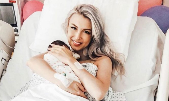 "Tati, ţi-e dor de mami? Vrei să-i dai pup?", a întrebat George Burcea. "Da", a spus Maya, în timp ce îi transmite un pupic virtual mămicii sale. "Plâng", a scris Andreea Bălan, alături de câteva inimioare prin care vrea să arate cât de mult îşi iubeşte familia.