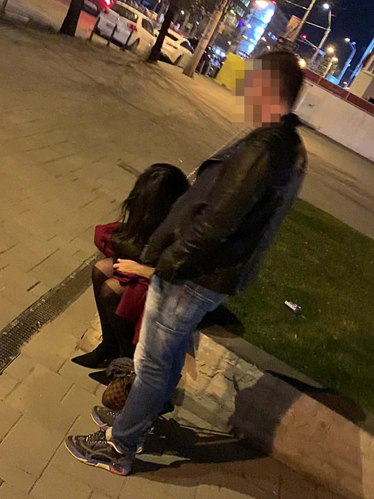 Bărbatul a așezat-o pe bordură pe iubita lui și o păzește