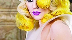 Lady Gaga si-a facut telefon din par