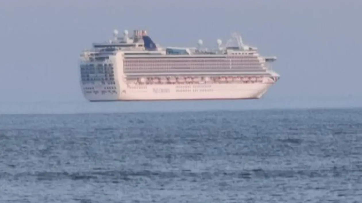 Un vas de croazieră, fotografiat “plutind pe cer”, deasupra mării. Nu e trucaj, avem explicațiile specialiștilor
