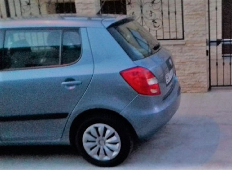 Maşina pe care femeia a parcat-o în apropierea casei angajatului Consiliului Judeţean Satu Mare