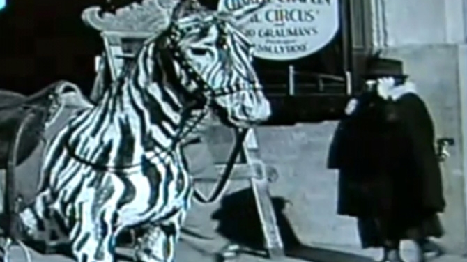 O femeie vorbeste la telefon intr-un film al lui Charlie Chaplin