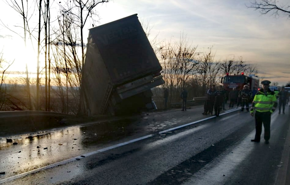 Elicopter SMURD, solicitat la un accident îngrozitor în Arad. O mașină în care se aflau părinții și un copil s-a izbit de un TIR care circula regulamentar