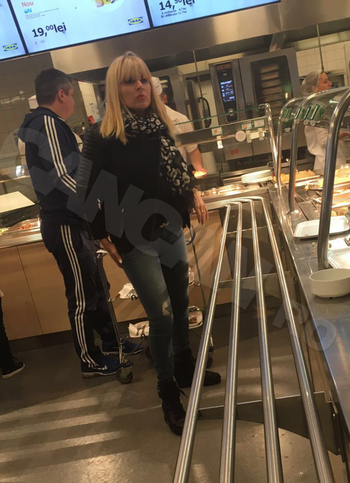 Un coleg de partid a invitat-o la un prânz mai atipic pe Elena Udrea! A scos-o în oraş la… ”Împinge tava”!