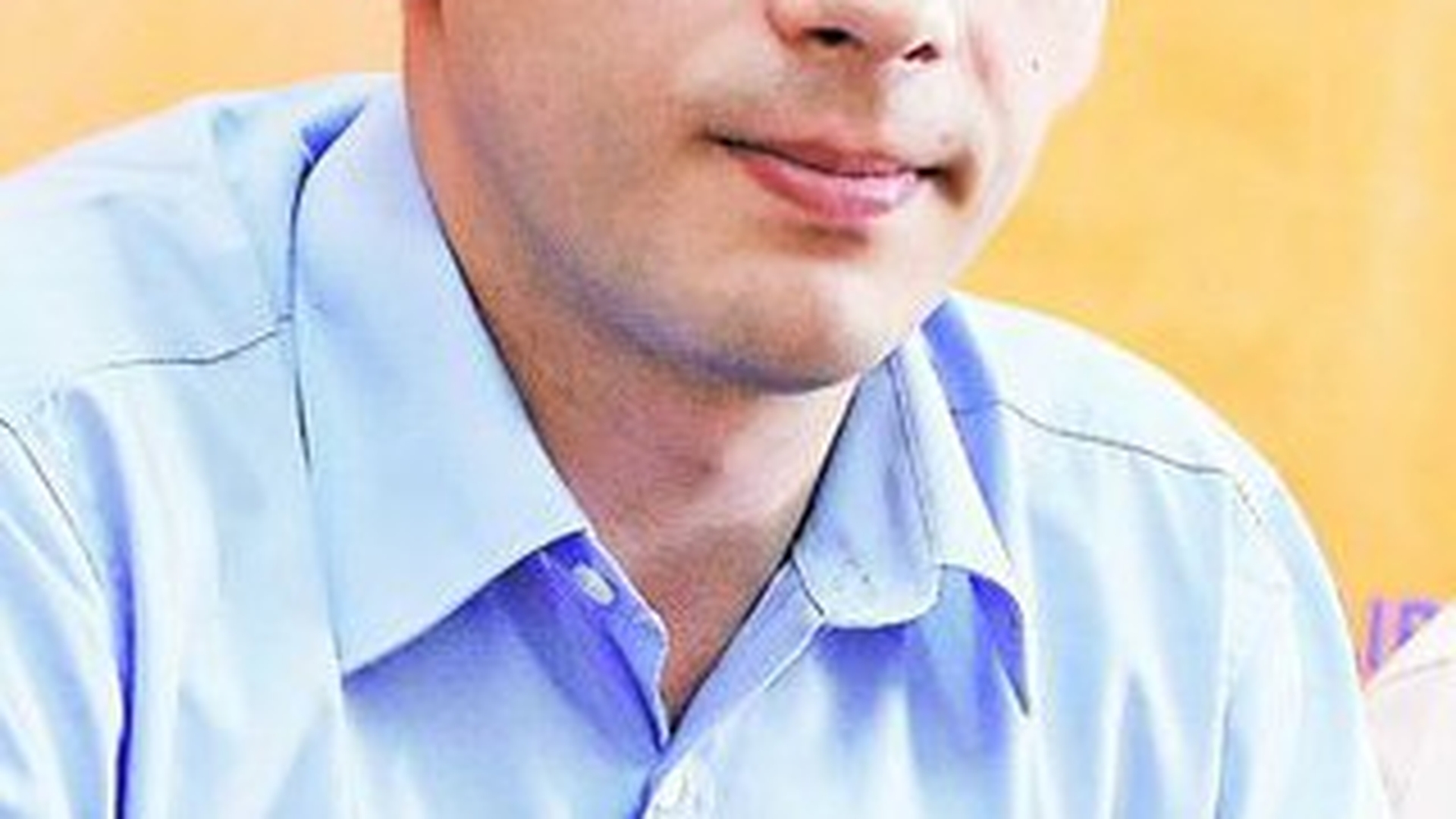 Europarlamentarul Rares Niculescu, dus cu zaharelul de sotie. A aflat de la judecatori ca baietelul nu e al lui !