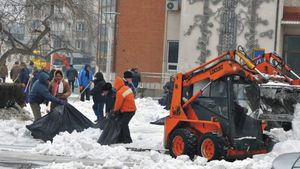 Gălățenii au furat pubelele cu sare puse de autorități pentru a evita alunecările lângă blocuri
