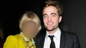 Ar putea sa-i fie mama insa il vrea in pat cu orice pret! Cea mai celebra blonda de la Hollywood a pus ochii pe Robert Pattinson