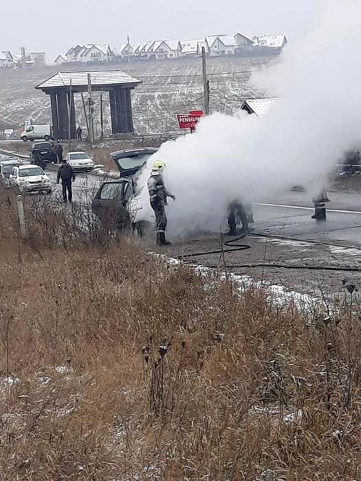 Mașina abia cumpărată a unui sucevean ghinionist a luat foc după doar câțiva kilometri (foto - stirisuceava.net)