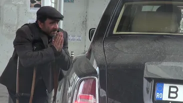 Mana intinsa, care nu spune o poveste, primeste cu greu pomana de la Edy de Romania! Cat i-a luat sa se desparta de un maruntis