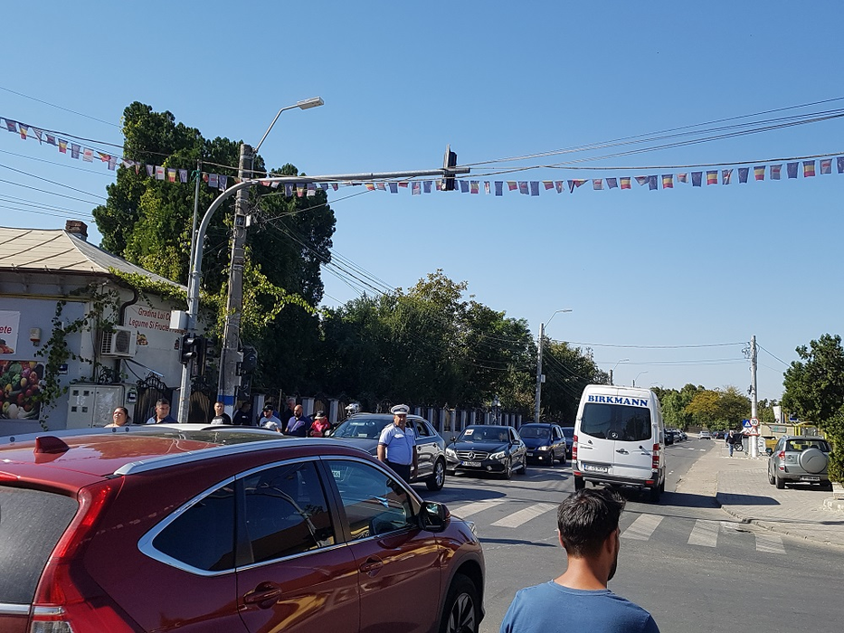 Dedicații ”fără număr” la înmormântarea temutului Segher. Adi Minune și Copilul de Aur i-au cântat răposatului!