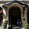 Jaf de un milion de euro la Plaza Athénée! Hoții s-au cățărat pe fațada clădirii și au spart un apartament