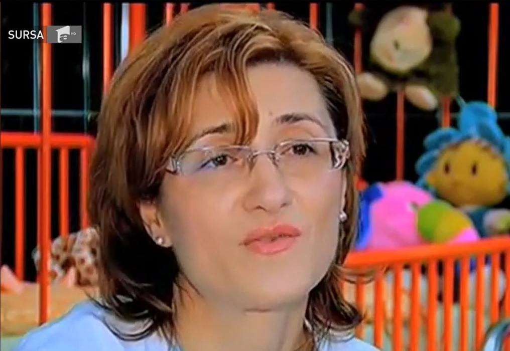Ce frumoasă este Flori, fetița care a fost hrănită doar cu pufuleți și ceai! Recent, părinții adoptivi i-au arătatpozele când era într-o stare critică: “A început să plângă…”